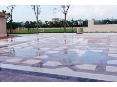 廣場上的彩色水磨石