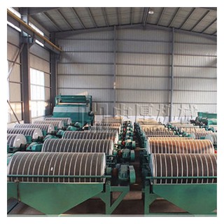 磁選機價格鐵礦粉精選設(shè)備河南鐵礦選礦設(shè)備強磁滾筒磁選機廠家